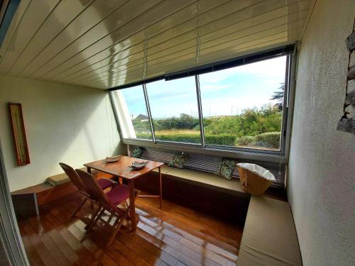 une pièce avec une table, des chaises et une fenêtre dans l'établissement Adorable studio cabine vue mer - 2/4 personnes, à Saint-Jean-de-Monts