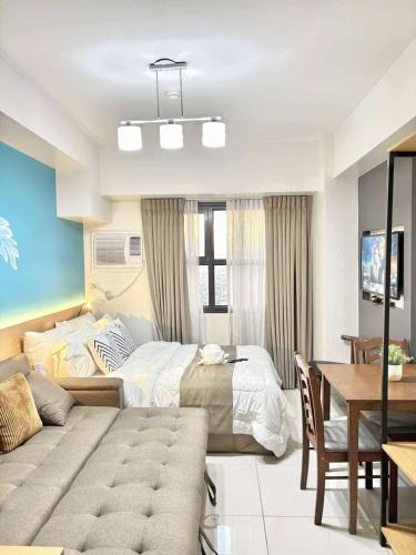 a hotel room with a bed and a table at Luxurious condo with City View in Horizons 101 in Cebu City