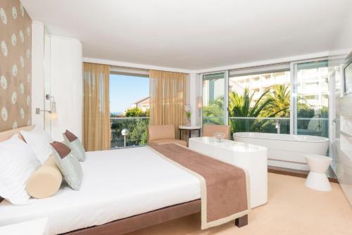 Postel nebo postele na pokoji v ubytování Amfora Hvar Grand Beach Resort