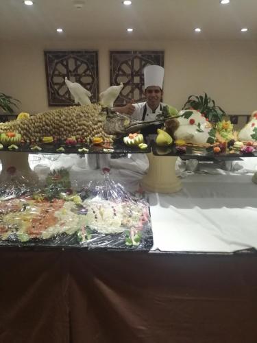 Makanan di atau berdekatan bot ini