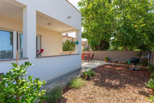 Κήπος έξω από το Modernes Ferienhaus In Strandnähe