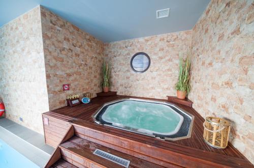 a jacuzzi tub in the corner of a room at MOTEL S5 in Zbrachlin