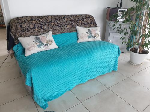 un lit avec deux oreillers dessus dans une chambre dans l'établissement A l'Orée du Bois, à Audenge