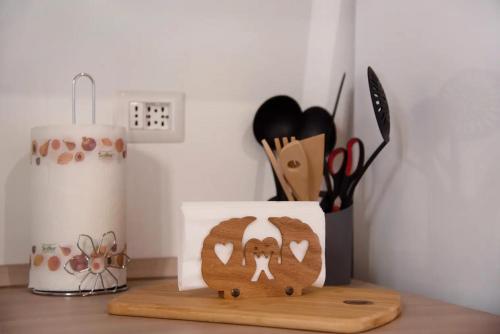 a wooden box with a dog on it on a counter at Casa Andrea e Linda in Germignaga