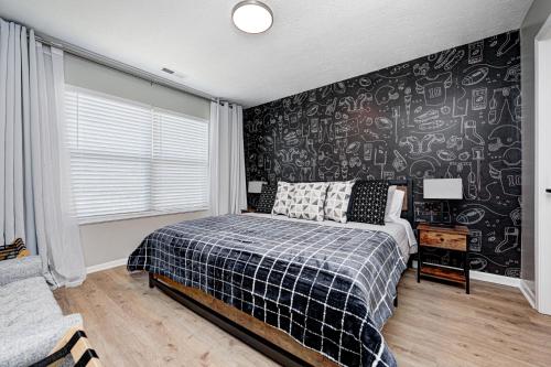 Westfield5 min to Grand Park, Perfect for families & small groups, King Bed, FirePit, Ping Pong!的一间卧室配有一张床和涂有涂鸦的墙壁