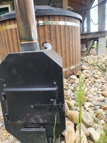 a grill sitting on top of a pile of rocks at Uiton kotirantasauna in Kiemunkivaara