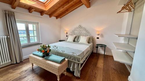 a bedroom with a bed and a window at Villa Laitona in Quinto di Valpantena