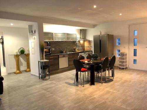 une cuisine et une salle à manger avec une table et des chaises dans l'établissement Villa La Mer new apartment 75 m2 very quiet, à Cagnes-sur-Mer
