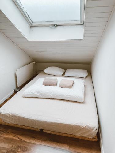Кровать или кровати в номере Central city apartment with terrace