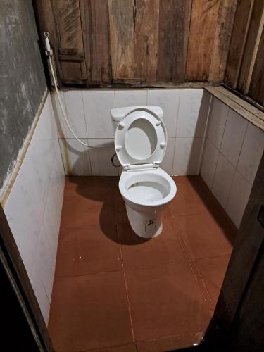 a small bathroom with a toilet in a room at Kim in Thổng Khào