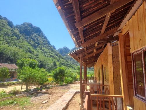 a house with a view of a mountain at Kim in Thổng Khào