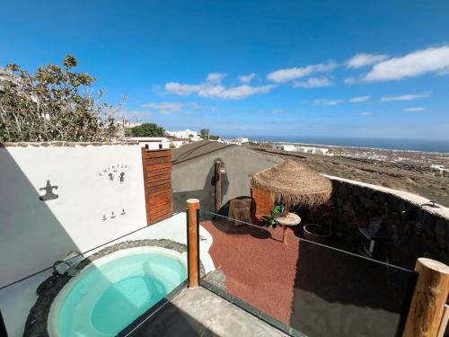 a hot tub on the roof of a house with the beach at Casita Mis Chinijos con Jacuzzi o Minipiscina in La Asomada