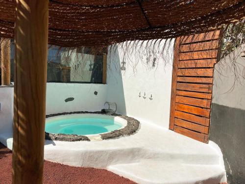 a jacuzziificialificialificialificialificialificialificialificialificialificialificial at Casita Mis Chinijos con Jacuzzi o Minipiscina in La Asomada