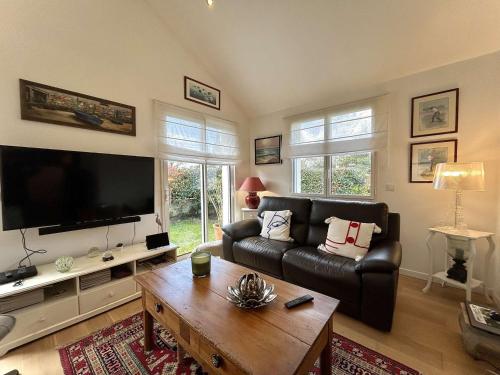 Photo de la galerie de l'établissement Maison de plain-pied avec jardin et véranda, proche centre de Pornichet, 3 chambres, WIFI - FR-1-245-145, à La Baule