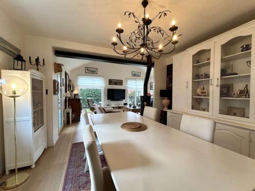 Photo de la galerie de l'établissement Maison de plain-pied avec jardin et véranda, proche centre de Pornichet, 3 chambres, WIFI - FR-1-245-145, à La Baule