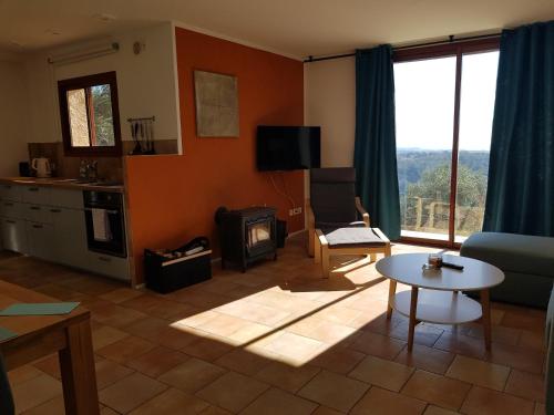 - un salon avec un canapé et une cuisinière dans l'établissement Appartement VUE MER an der Côte d'Azur für 2-3 Personen mit Gartenanteil, à Vence