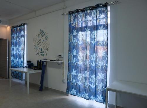 a room with a blue shower curtain and a table at Casa Vacanze Cimorelli in Venafro