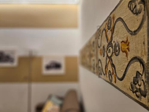 a close up of a wooden wall in a room at Appartamento XII Gennaio 3 in Palermo