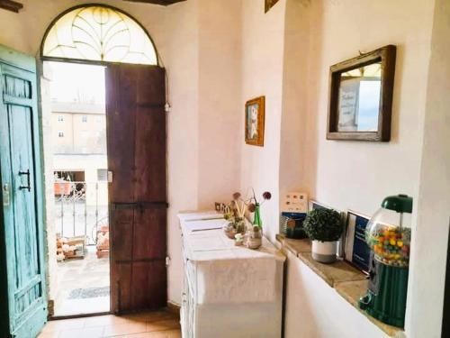 a kitchen with a door leading to a patio at Appartamento Palma Gold in Spello
