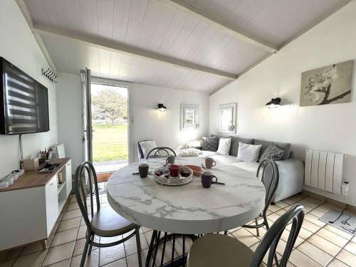 Fotografia z galérie ubytovania Maison familiale proche mer avec piscine, tennis, patio et parking - 6 couchages - FR-1-224A-60 v destinácii Brétignolles-sur-Mer