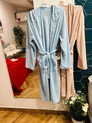 - un peignoir suspendu à un portant dans la chambre dans l'établissement GI-AZ f, à Bondy