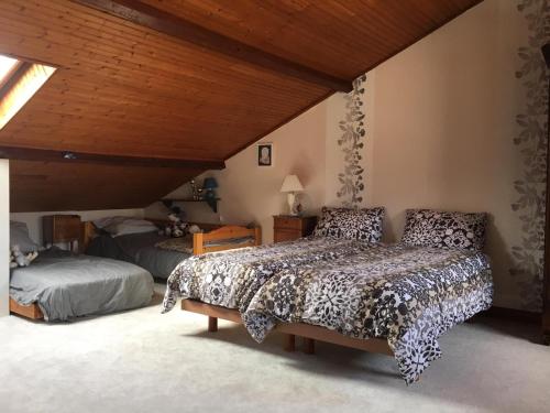 une chambre avec deux lits et un plafond en bois dans l'établissement Loue Maison familiale tout confort Côte Atlantique, à Saint-Brévin-les-Pins