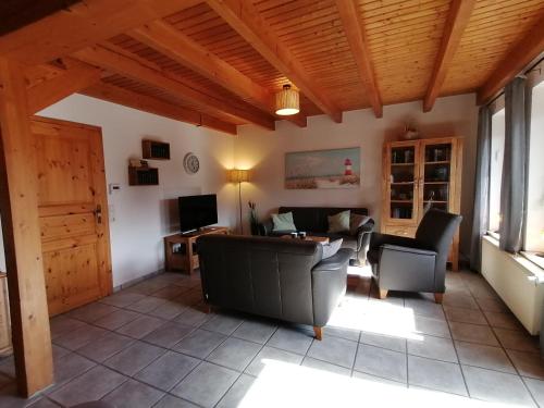 a living room with a couch and a table at Dat Osterhuus in Neßmersiel
