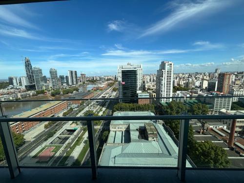Pemandangan umum bagi Buenos Aires atau pemandangan bandar yang diambil dari apartmen