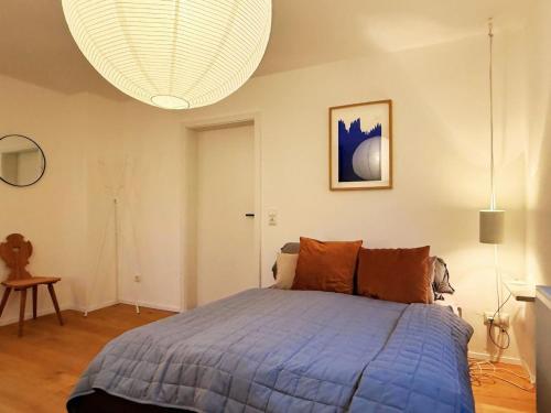 a bedroom with a bed with a blue comforter at Charmantes Apartment - für 2-4 Personen - modern, ruhig, Parkplatz in Passau