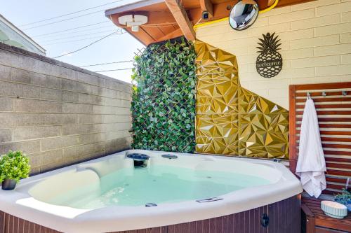 Fotografie z fotogalerie ubytování 2 Mi to ASU Studio with Private Hot Tub in Tempe v destinaci Tempe