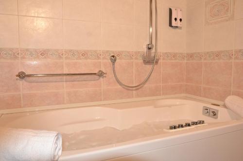 Ένα μπάνιο στο Suite degli Estensi - in centro storico con Jacuzzi