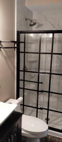 Ένα μπάνιο στο Beautiful 3BR 3BA Condo with free parking near Downtown Washington DC