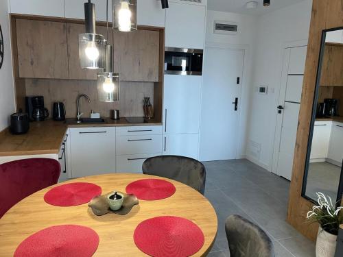 Η κουζίνα ή μικρή κουζίνα στο Apartament z widokiem na morze Aqua & Premium - Perłowa Przystań