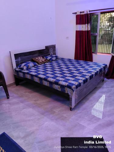 a bedroom with a bed in a room at प्रभु श्रीराम नगरी गेस्ट हाउस in Ayodhya