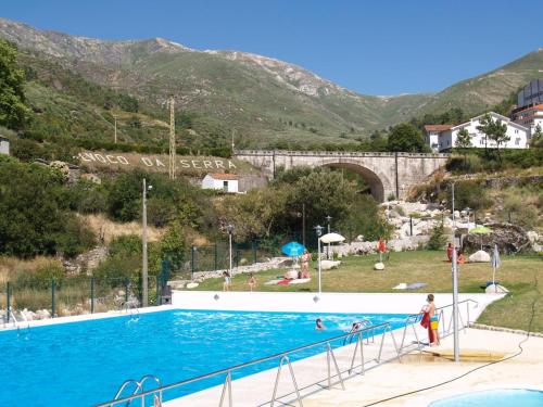 ein großer Pool mit einem Berg im Hintergrund in der Unterkunft Casa da Laura - Um refúgio na Serra da Estrela in Alvoco da Serra