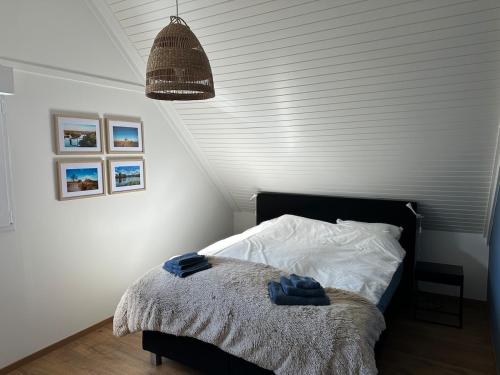 a bedroom with a bed with blue towels on it at Raelax in Raeren