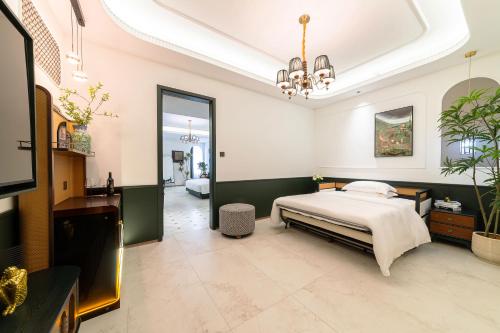 Postel nebo postele na pokoji v ubytování Vishan Garden Boutique Hotel 厦门维尚花园潮宿 中山路步行街店