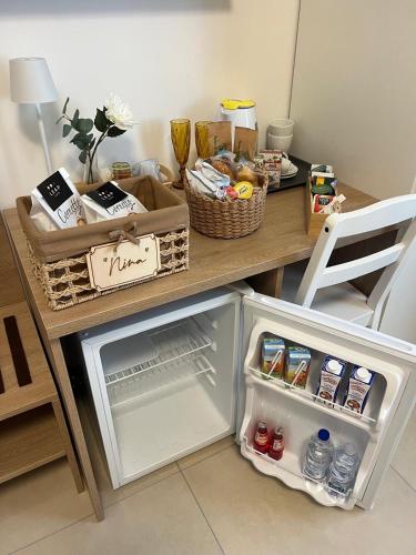 een kleine koelkast met open deur op een tafel bij Nina Suites in Salerno