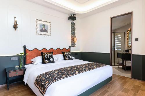 Postel nebo postele na pokoji v ubytování Vishan Garden Boutique Hotel 厦门维尚花园潮宿 中山路步行街店