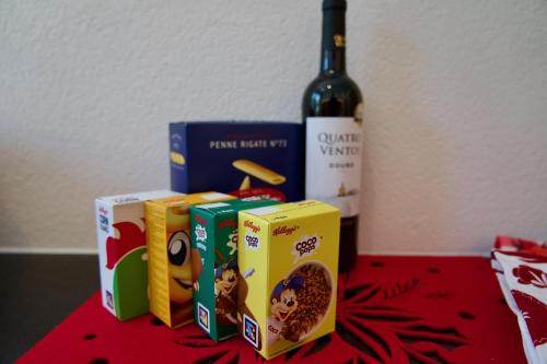 a table with three boxes of food and a bottle of wine at Chalet zur Höhe in Grindelwald
