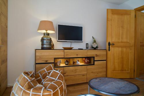 a living room with a tv on top of a dresser at Chalet zur Höhe in Grindelwald