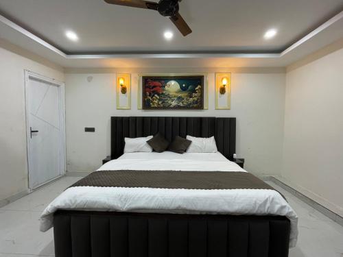 a large bed in a bedroom with a ceiling at THE ROYAL Inn in Faridabad