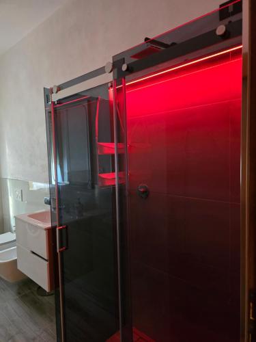 a shower with a red light in a bathroom at B&B Villa Carolina in Vaprio dʼAdda