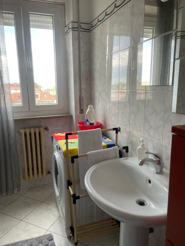 Un baño con lavabo y lavadora. en Affittacamere Santa Lucia, en San Benedetto del Tronto
