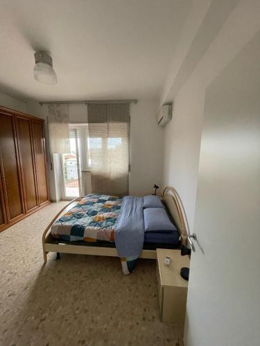 un dormitorio con una cama en una habitación en Affittacamere Santa Lucia, en San Benedetto del Tronto