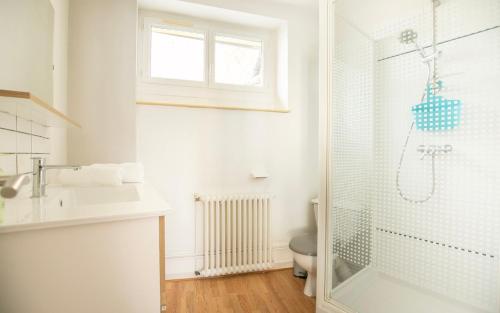 a bathroom with a shower and a toilet and a sink at Le 1871 - T3 Calme et Spacieux in Rezé