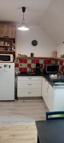 - une cuisine avec un réfrigérateur blanc et du carrelage rouge et vert dans l'établissement T2 Petit nid douillet proche de la plage et la ville close, à Concarneau