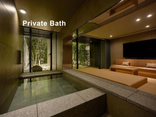 京都Mitsui Garden Hotel Kyoto Sanjo PREMIER的一间带一张大床和一台电视的卧室