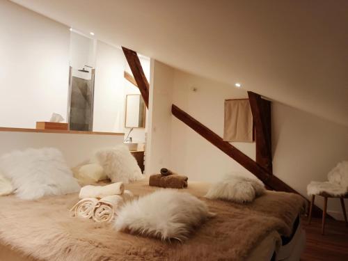 Postel nebo postele na pokoji v ubytování Chalet Serine - Élégance au coeur des 3 Vallées - Duplex pour 6