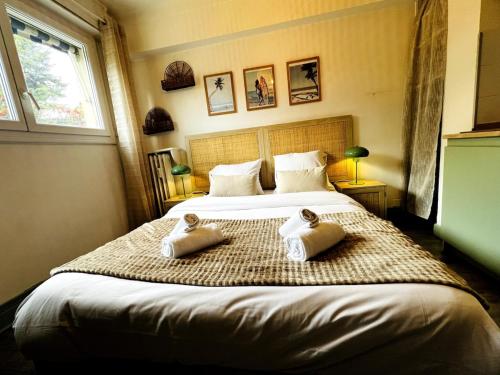 une chambre avec un grand lit avec deux oreillers dessus dans l'établissement Golden Beach Studio Cannes, à Cannes